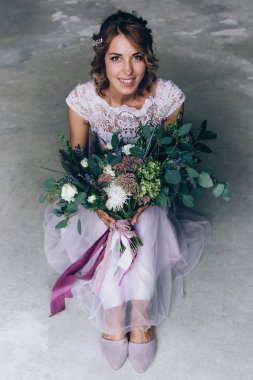 Güzel bir buket ile beyaz gelinlik içinde gelin.