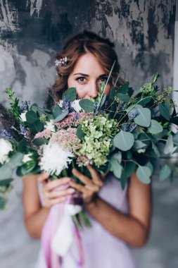 Güzel bir buket ile beyaz gelinlik içinde gelin.