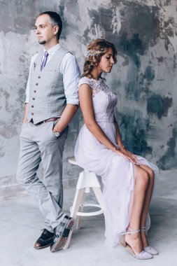 Yeni evliler stüdyoda fotoğraf oturumunda.