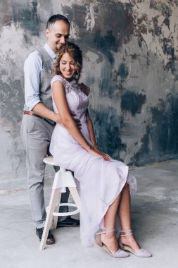 Yeni evliler stüdyoda fotoğraf oturumunda.