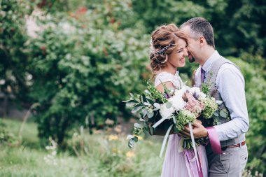 Yeni evliler doğada yürüyüş.