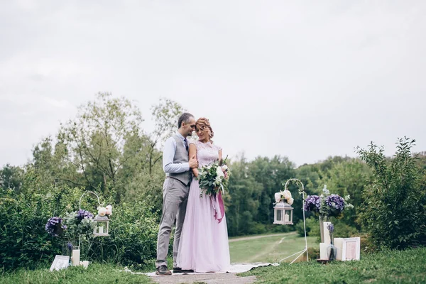 Caminhando Recém Casados Natureza — Fotografia de Stock