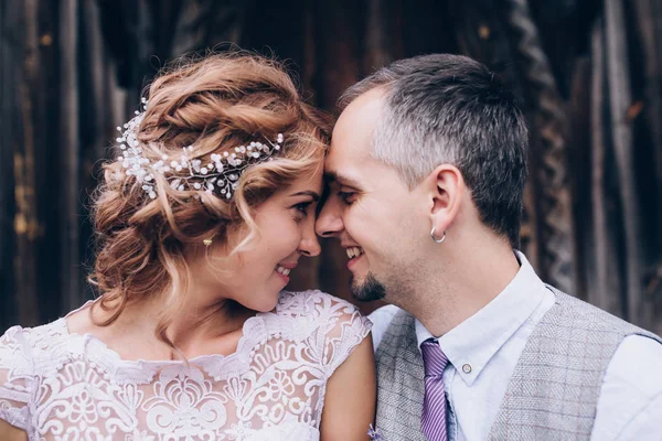 Caminhando Recém Casados Natureza — Fotografia de Stock