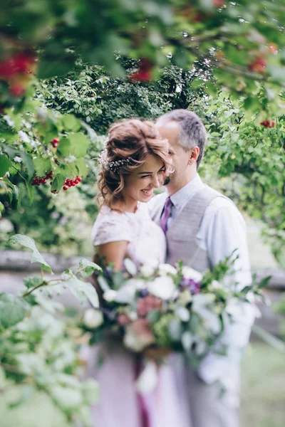 Caminhando Recém Casados Natureza — Fotografia de Stock