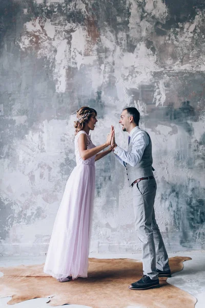 Sessão Fotográfica Dos Recém Casados Estúdio — Fotografia de Stock