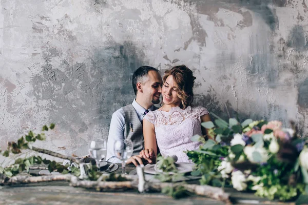 Yeni evliler stüdyoda fotoğraf oturumunda.