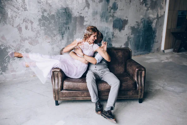 Sessão Fotográfica Dos Recém Casados Estúdio — Fotografia de Stock