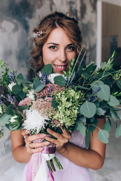 Güzel bir buket ile beyaz gelinlik içinde gelin.