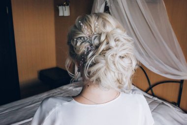 Sabah gelin. Gelin yaklaşan düğün için hazırlanıyor.