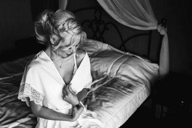 Sabah gelin. Gelin yaklaşan düğün için hazırlanıyor.