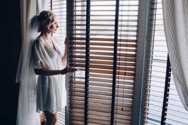 Sabah gelin. Gelin yaklaşan düğün için hazırlanıyor.