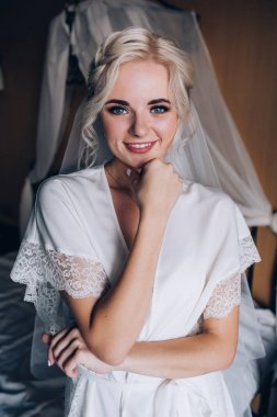 Sabah gelin. Gelin yaklaşan düğün için hazırlanıyor.