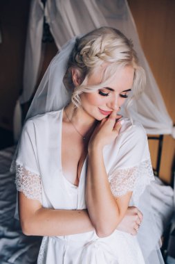 Sabah gelin. Gelin yaklaşan düğün için hazırlanıyor.