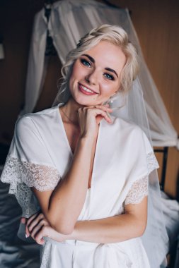 Sabah gelin. Gelin yaklaşan düğün için hazırlanıyor.