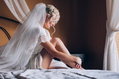 Sabah gelin. Gelin yaklaşan düğün için hazırlanıyor.