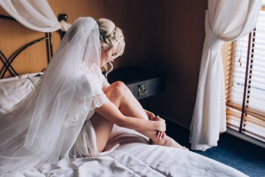 Sabah gelin. Gelin yaklaşan düğün için hazırlanıyor.