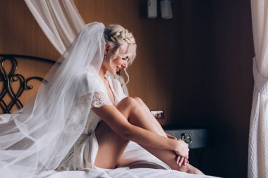 Sabah gelin. Gelin yaklaşan düğün için hazırlanıyor.