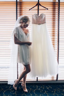 Sabah gelin. Gelin yaklaşan düğün için hazırlanıyor.