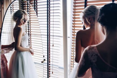 Sabah gelin. Gelin yaklaşan düğün için hazırlanıyor.