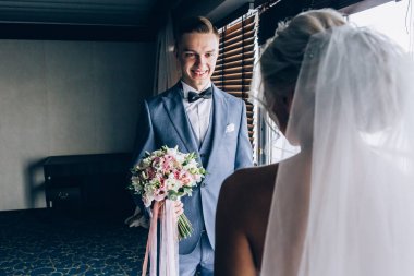 Gelin ve damat birbirlerini tebrik ediyorum. Toplantı yeni evliler.