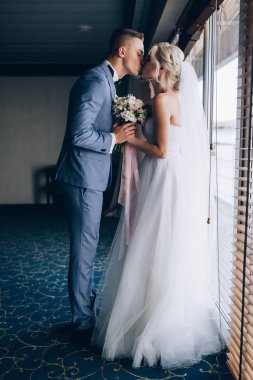 Gelin ve damat birbirlerini tebrik ediyorum. Toplantı yeni evliler.