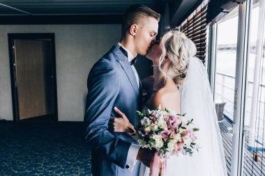 Gelin ve damat birbirlerini tebrik ediyorum. Toplantı yeni evliler.