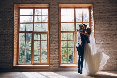 Gelin ve damat birbirlerini tebrik ediyorum. Toplantı yeni evliler.