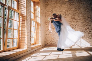 Gelin ve damat birbirlerini tebrik ediyorum. Toplantı yeni evliler.