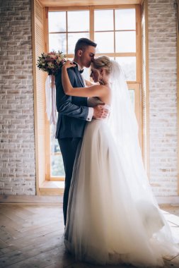 Gelin ve damat birbirlerini tebrik ediyorum. Toplantı yeni evliler.