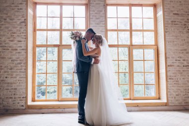 Gelin ve damat birbirlerini tebrik ediyorum. Toplantı yeni evliler.