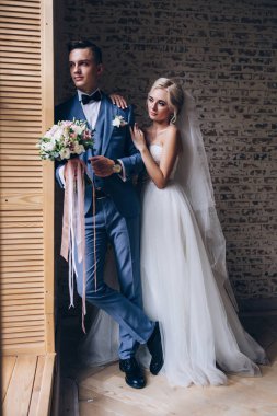 Gelin ve damat birbirlerini tebrik ediyorum. Toplantı yeni evliler.