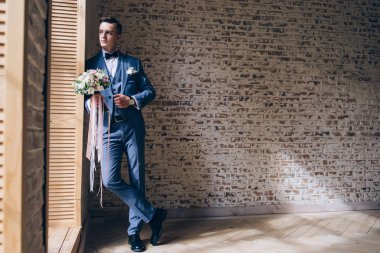 Gelin buketi damat karşılar.