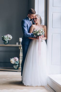 Gelin ve damat birbirlerini tebrik ediyorum. Toplantı yeni evliler.