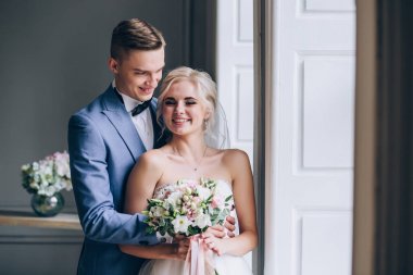 Gelin ve damat birbirlerini tebrik ediyorum. Toplantı yeni evliler.