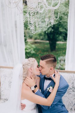 Yeni evliler doğada yürüyüş.