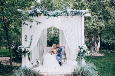 Yeni evliler doğada yürüyüş.