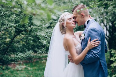 Yeni evliler doğada yürüyüş.