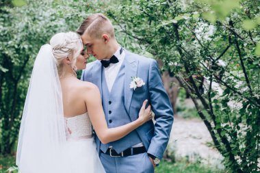 Yeni evliler doğada yürüyüş.