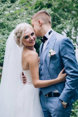 Yeni evliler doğada yürüyüş.