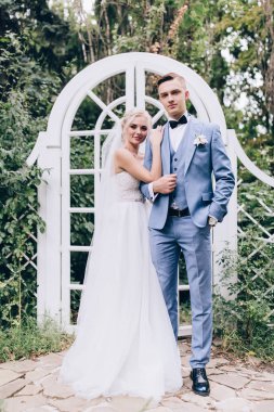 Yeni evliler doğada yürüyüş.