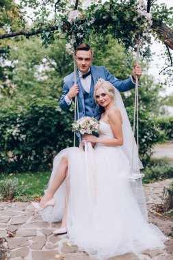 Yeni evliler doğada yürüyüş.