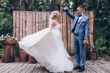 Yeni evliler dans ve açık havada iyi eğlenceler.