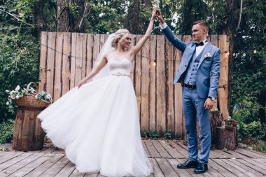 Yeni evliler dans ve açık havada iyi eğlenceler.