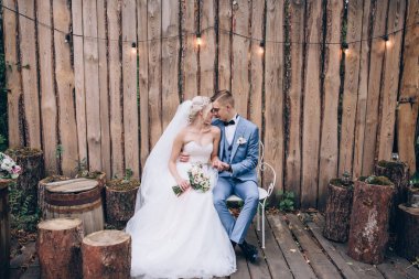 Yeni evliler doğada yürüyüş.