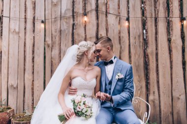 Yeni evliler doğada yürüyüş.