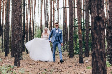 Yeni evliler doğada yürüyüş.