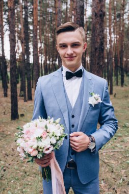 Gelin buketi damat karşılar.