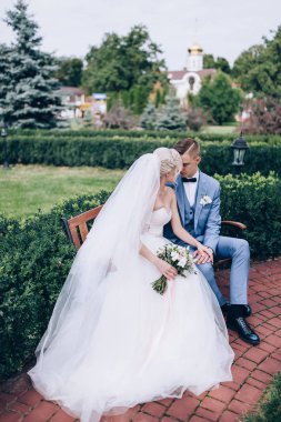 Yeni evliler doğada yürüyüş.