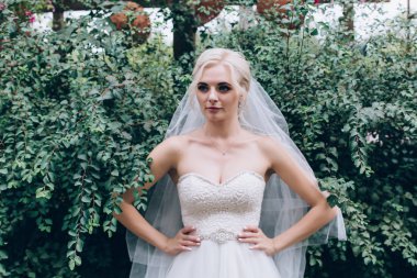 Gelin yaklaşan düğün için hazırlanıyor.