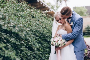 Yeni evliler doğada yürüyüş.